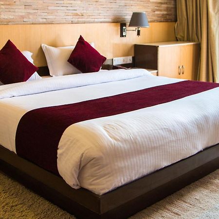 Hotel Queens Park Pokhara Zewnętrze zdjęcie