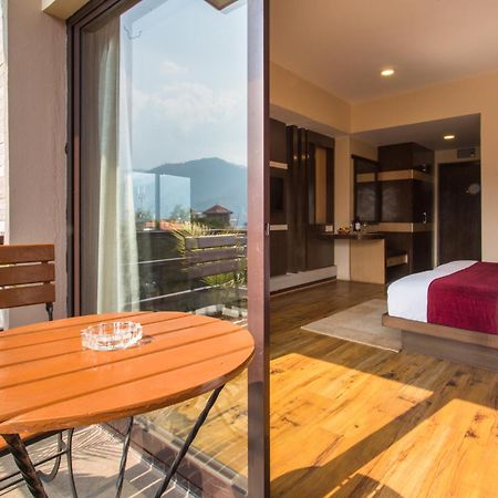 Hotel Queens Park Pokhara Zewnętrze zdjęcie