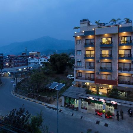 Hotel Queens Park Pokhara Zewnętrze zdjęcie