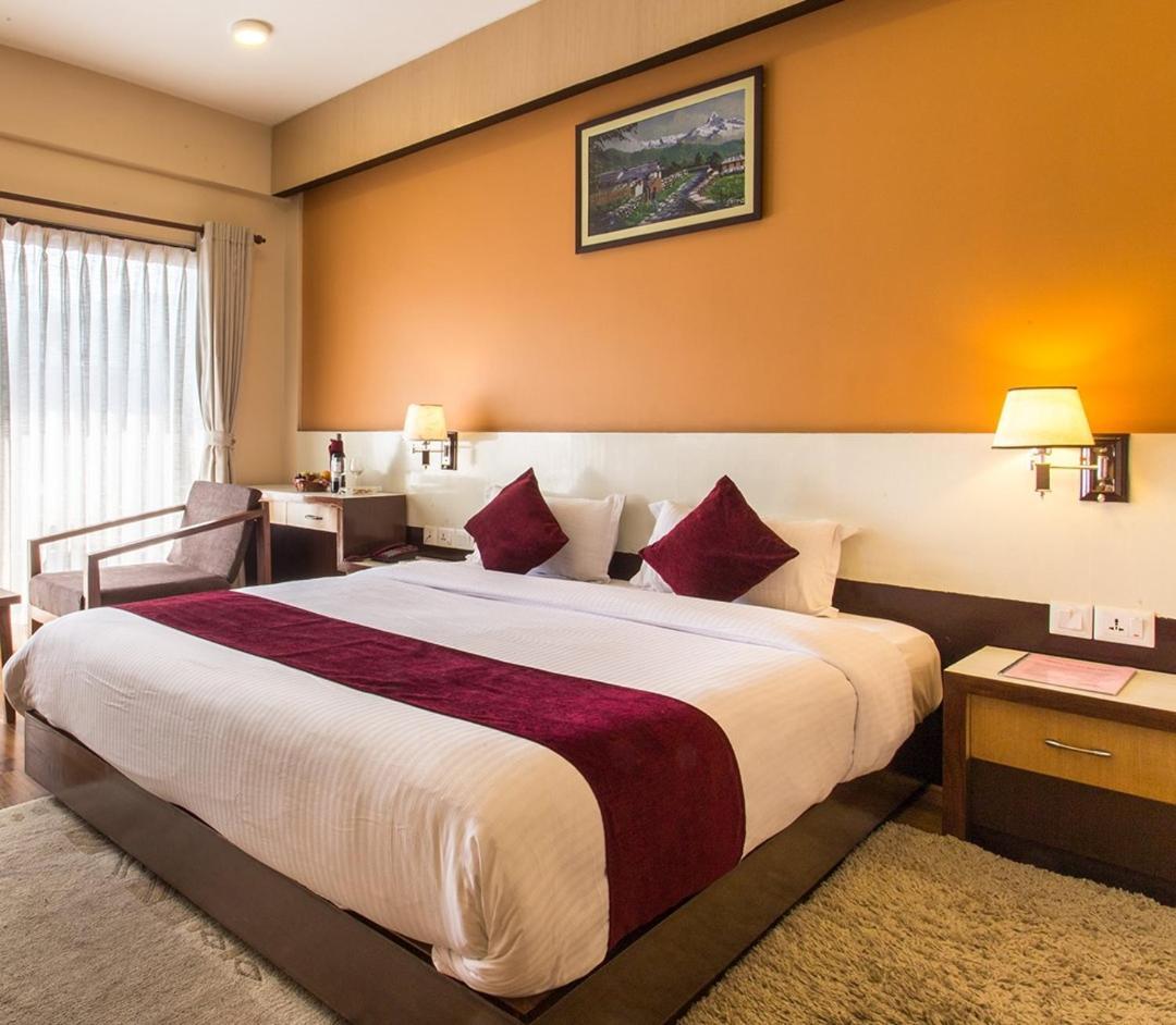 Hotel Queens Park Pokhara Zewnętrze zdjęcie