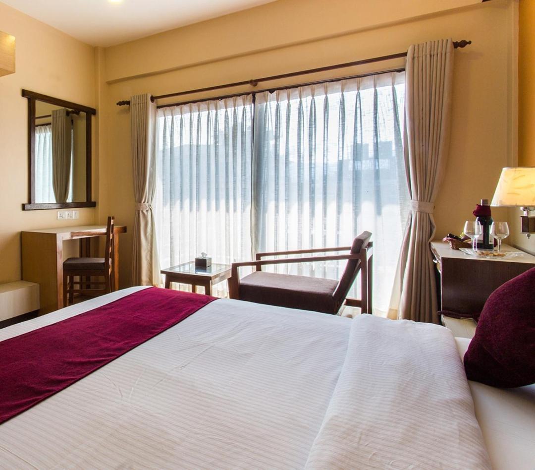 Hotel Queens Park Pokhara Zewnętrze zdjęcie