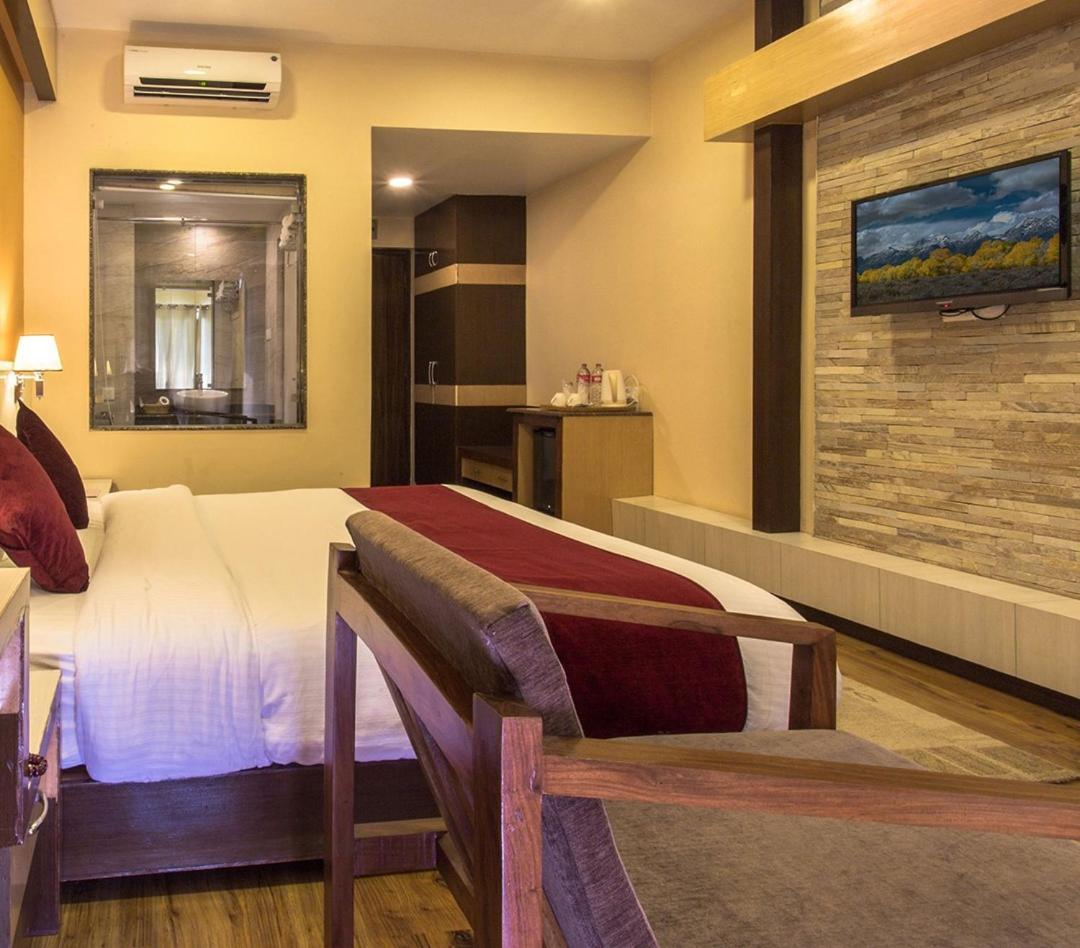 Hotel Queens Park Pokhara Zewnętrze zdjęcie