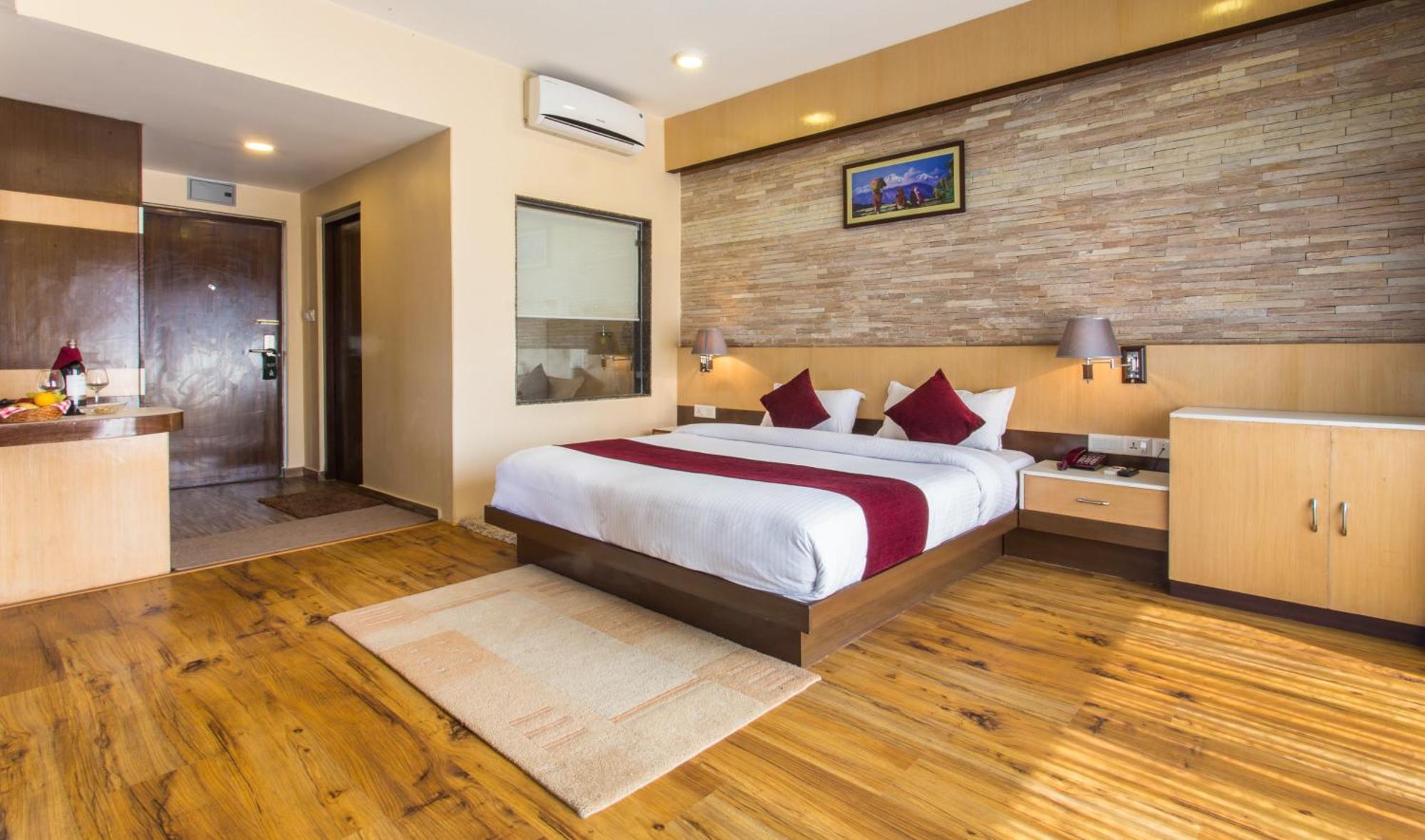 Hotel Queens Park Pokhara Zewnętrze zdjęcie