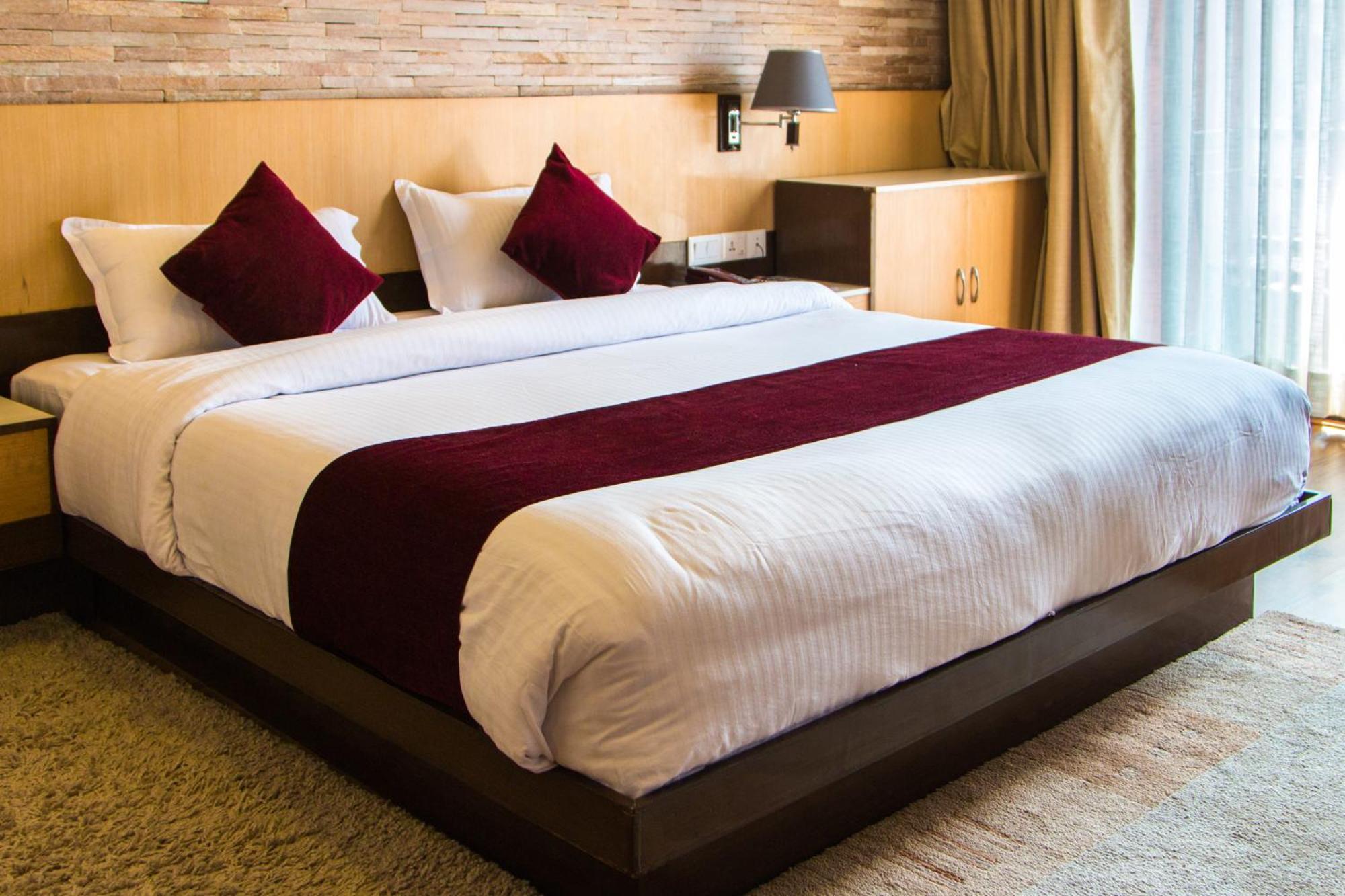 Hotel Queens Park Pokhara Zewnętrze zdjęcie