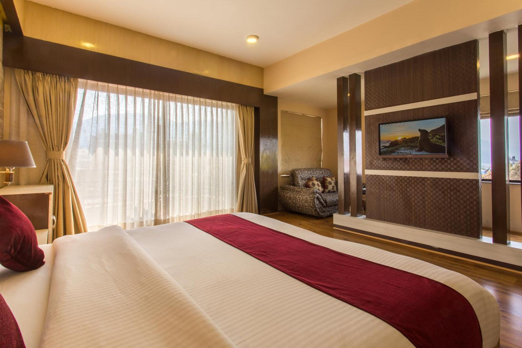Hotel Queens Park Pokhara Zewnętrze zdjęcie