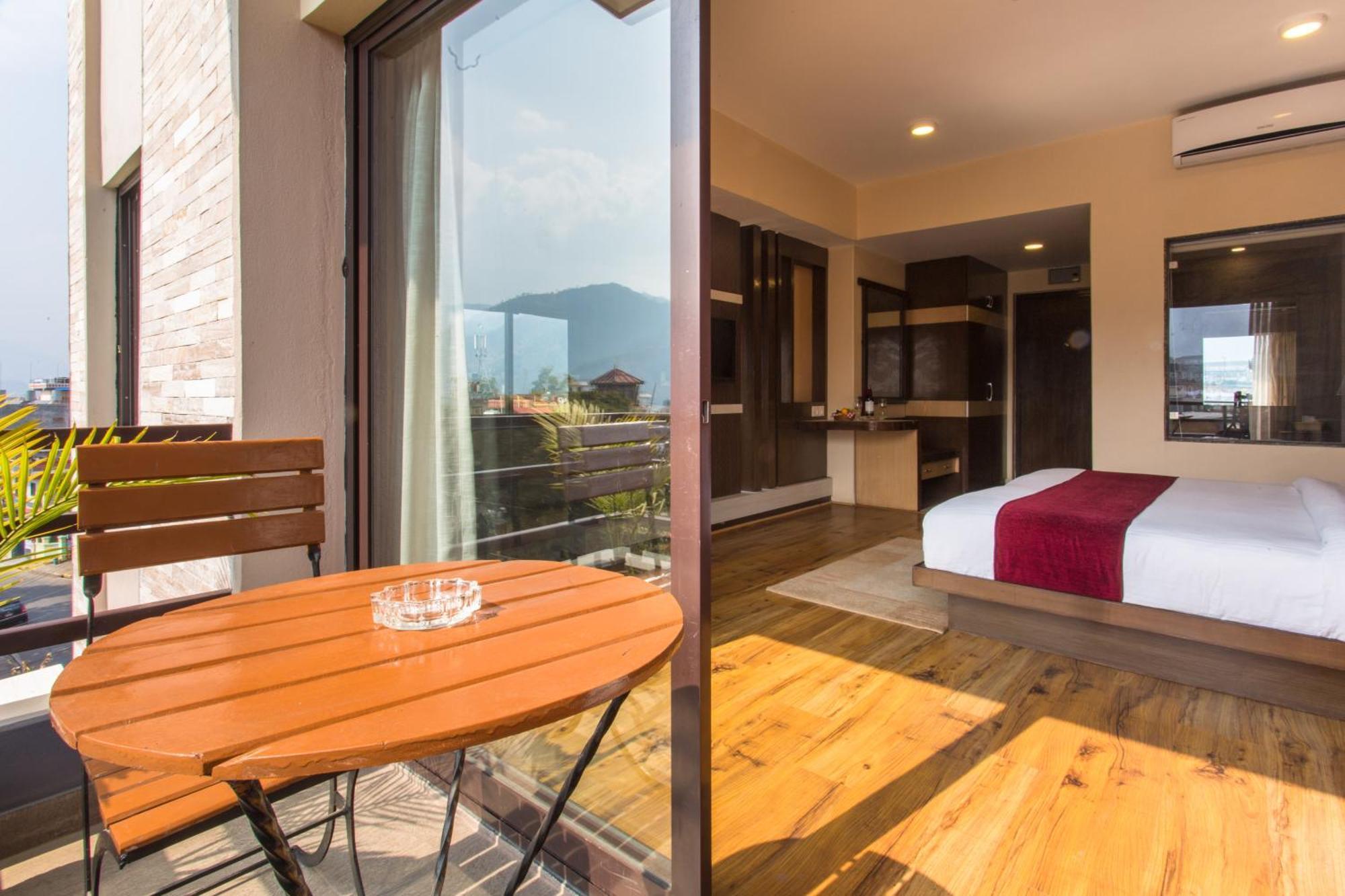Hotel Queens Park Pokhara Zewnętrze zdjęcie