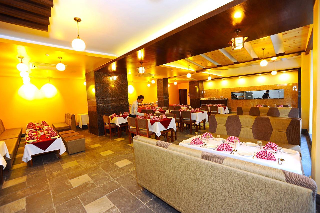 Hotel Queens Park Pokhara Zewnętrze zdjęcie