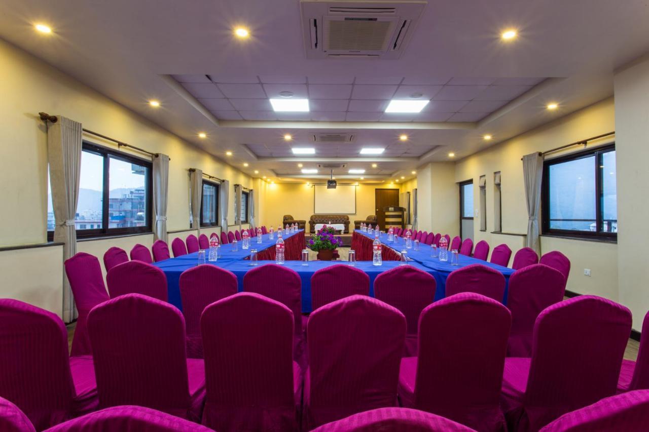 Hotel Queens Park Pokhara Zewnętrze zdjęcie