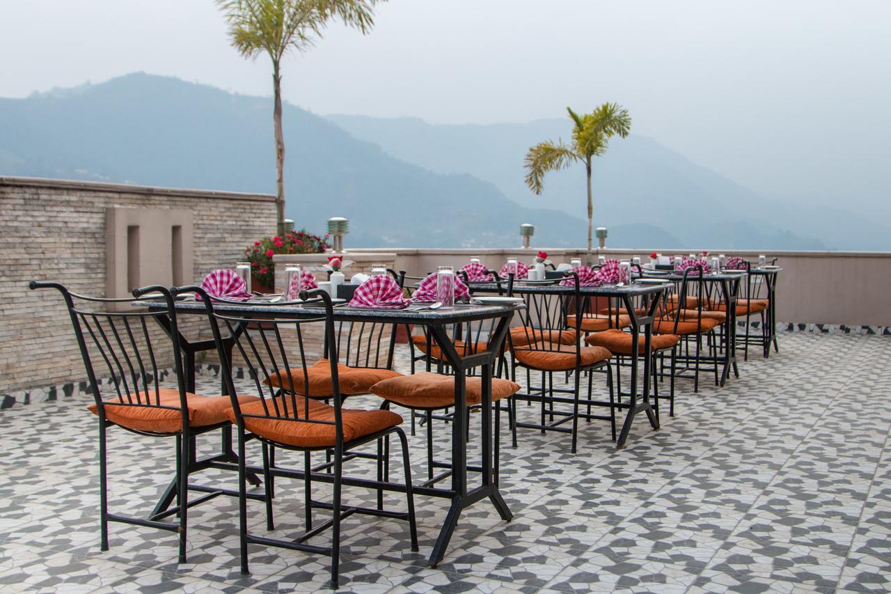 Hotel Queens Park Pokhara Zewnętrze zdjęcie