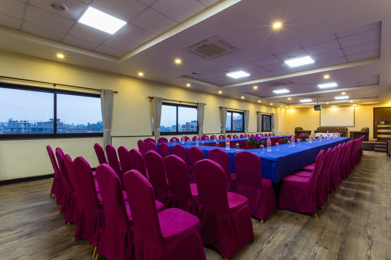 Hotel Queens Park Pokhara Zewnętrze zdjęcie