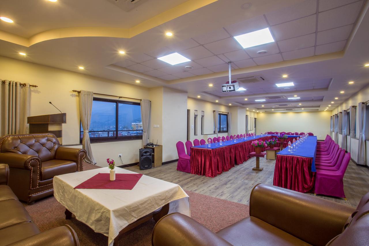 Hotel Queens Park Pokhara Zewnętrze zdjęcie
