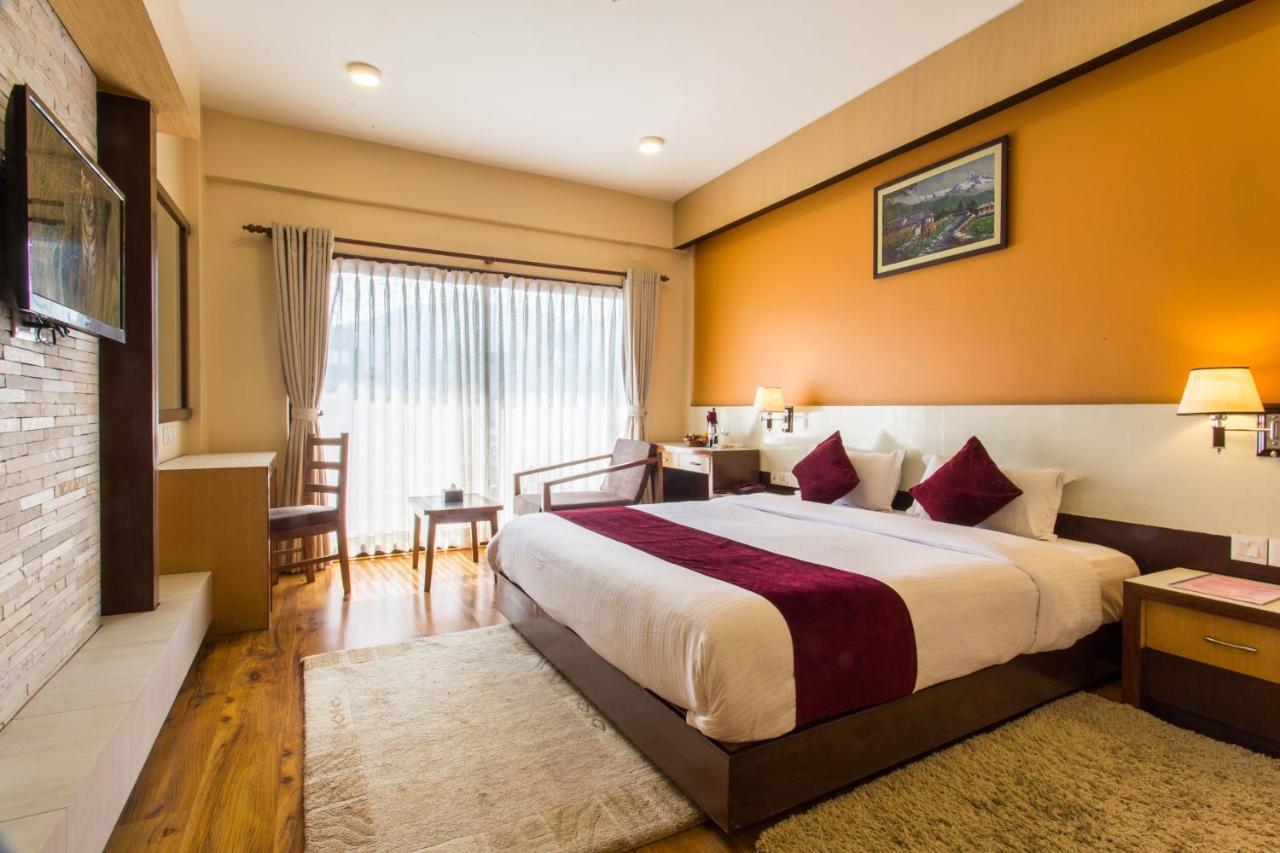 Hotel Queens Park Pokhara Zewnętrze zdjęcie