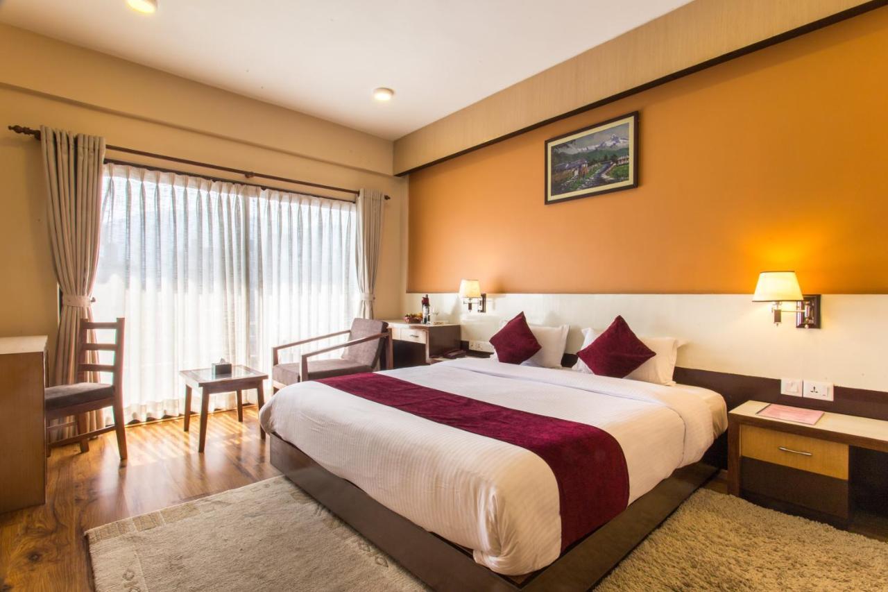 Hotel Queens Park Pokhara Zewnętrze zdjęcie