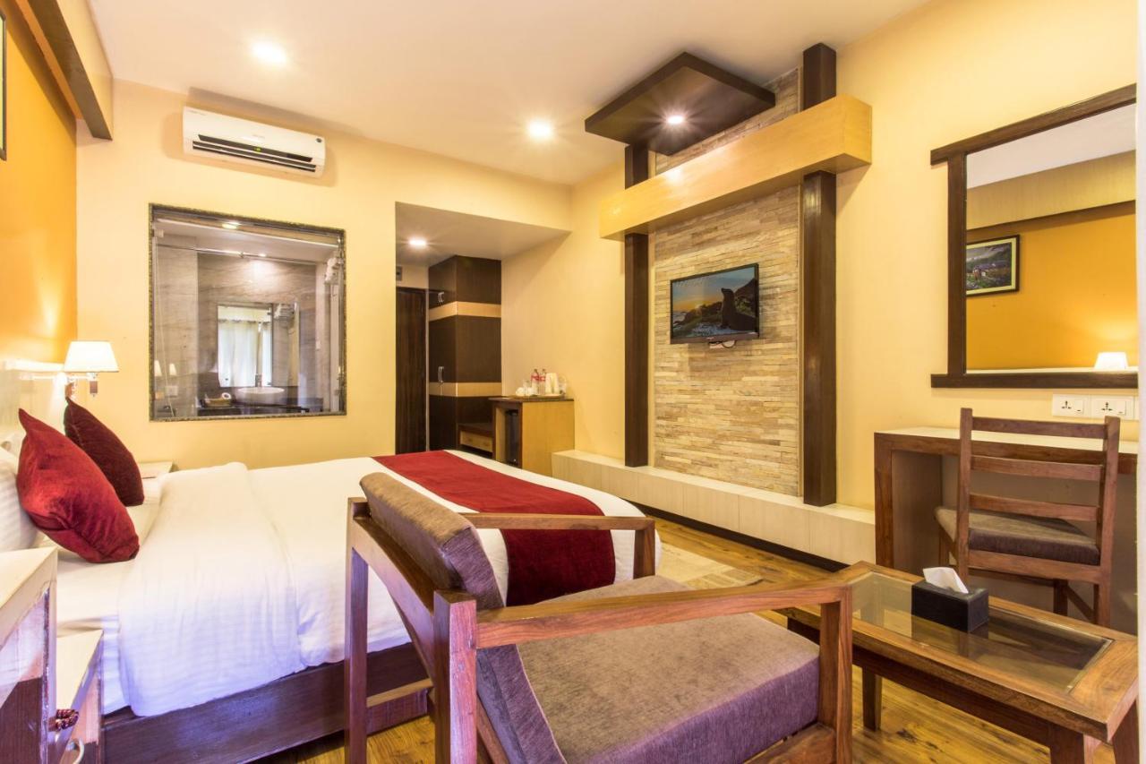 Hotel Queens Park Pokhara Zewnętrze zdjęcie