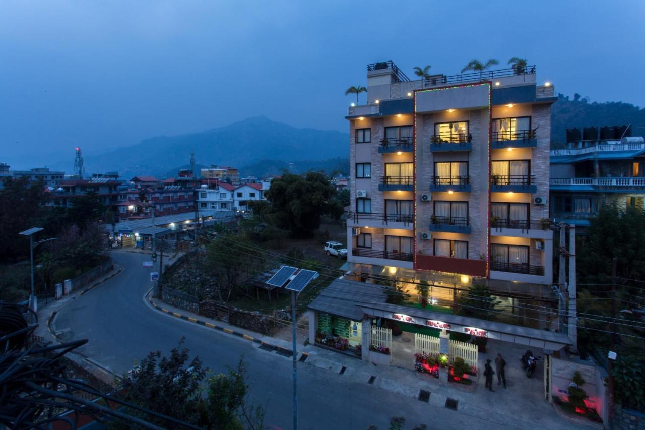 Hotel Queens Park Pokhara Zewnętrze zdjęcie