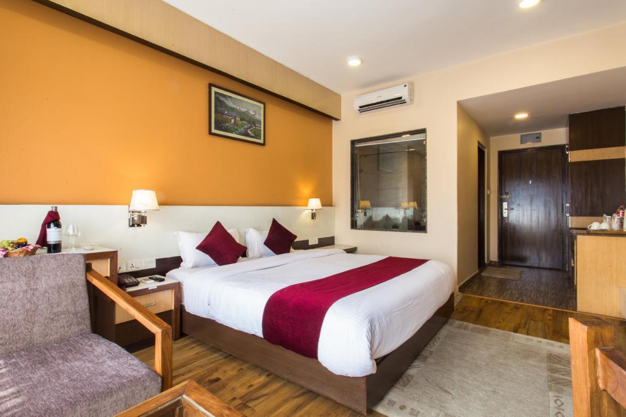 Hotel Queens Park Pokhara Zewnętrze zdjęcie