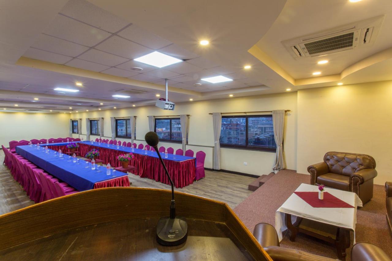 Hotel Queens Park Pokhara Zewnętrze zdjęcie