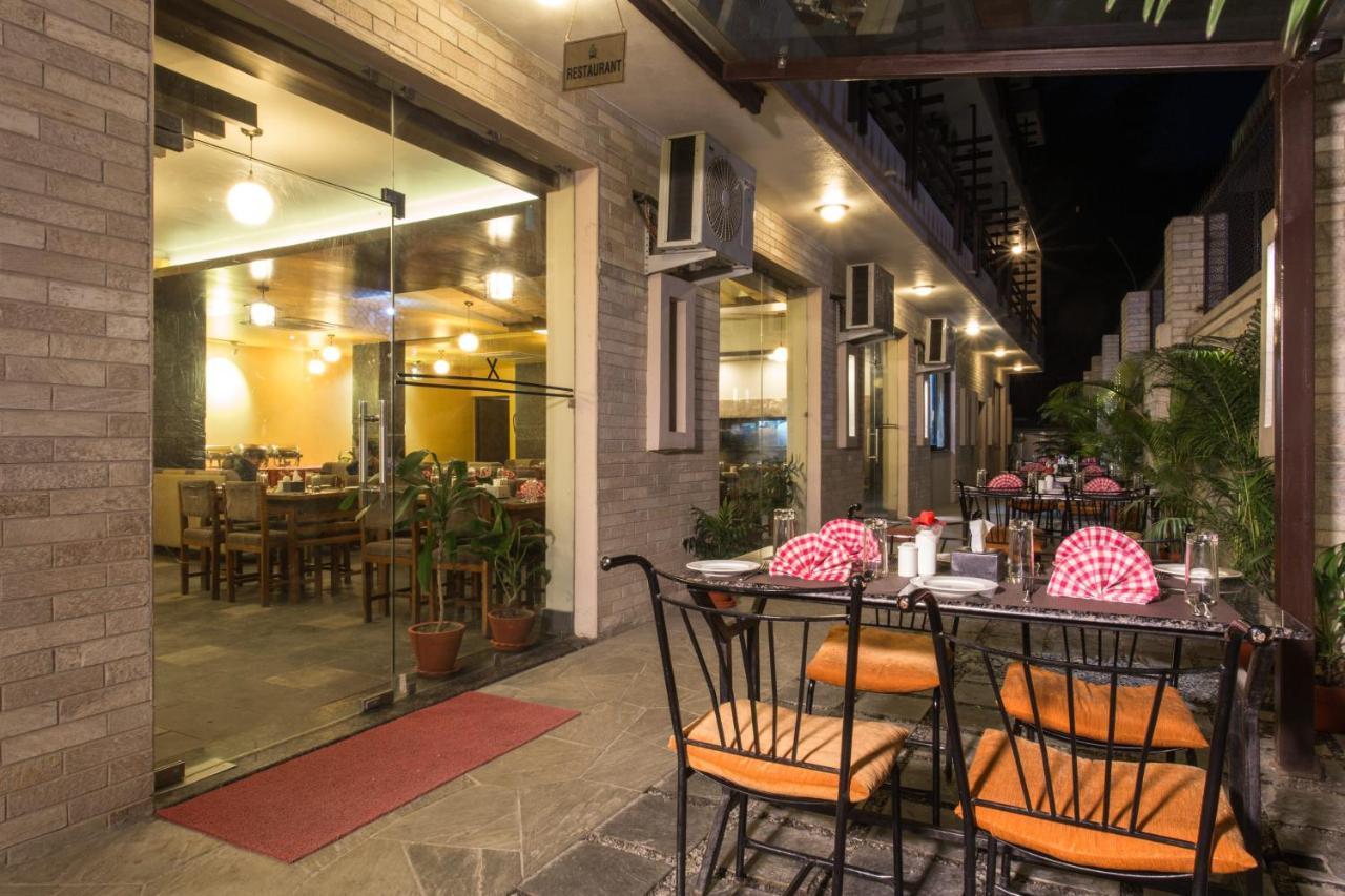 Hotel Queens Park Pokhara Zewnętrze zdjęcie