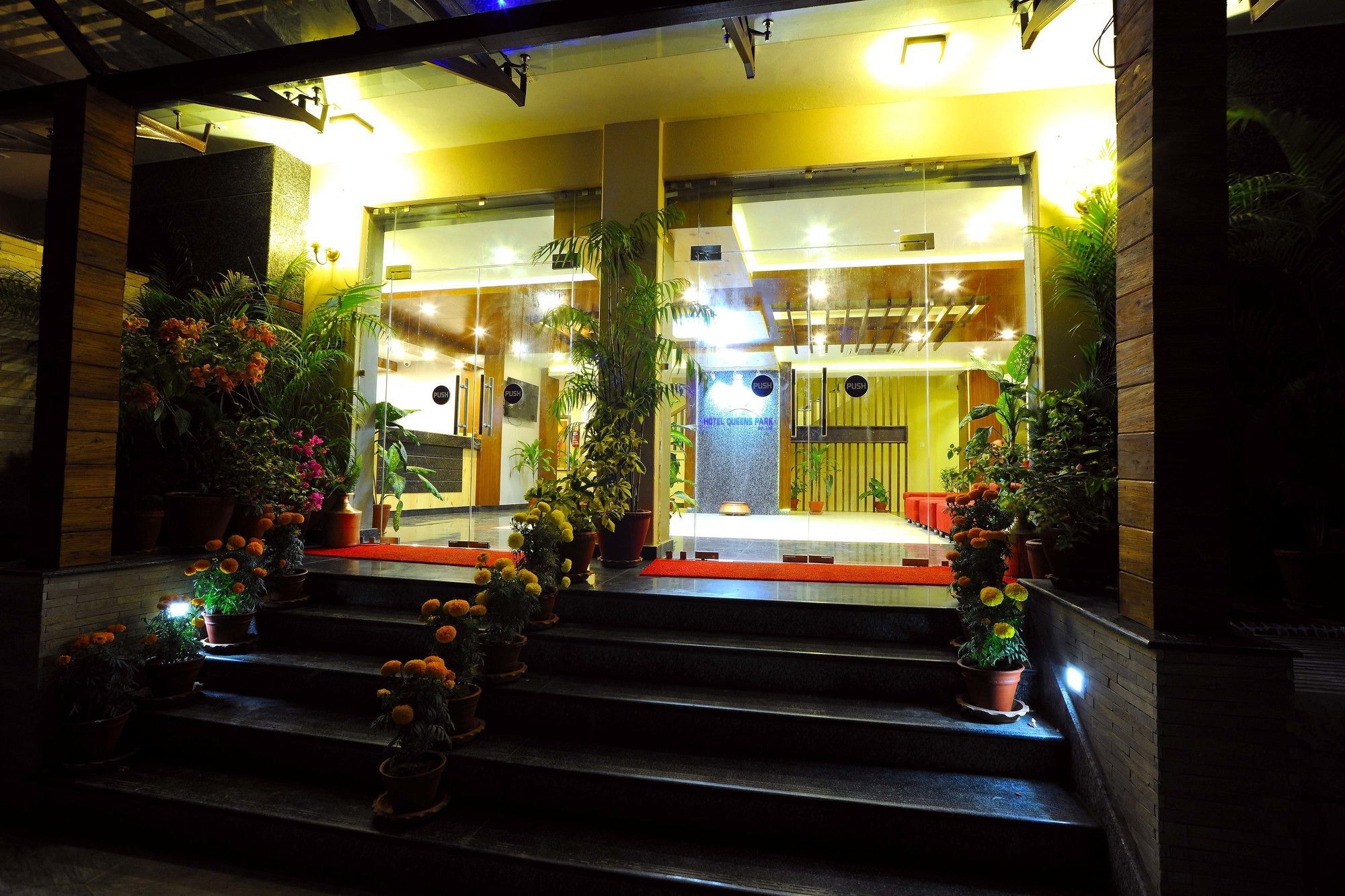 Hotel Queens Park Pokhara Zewnętrze zdjęcie