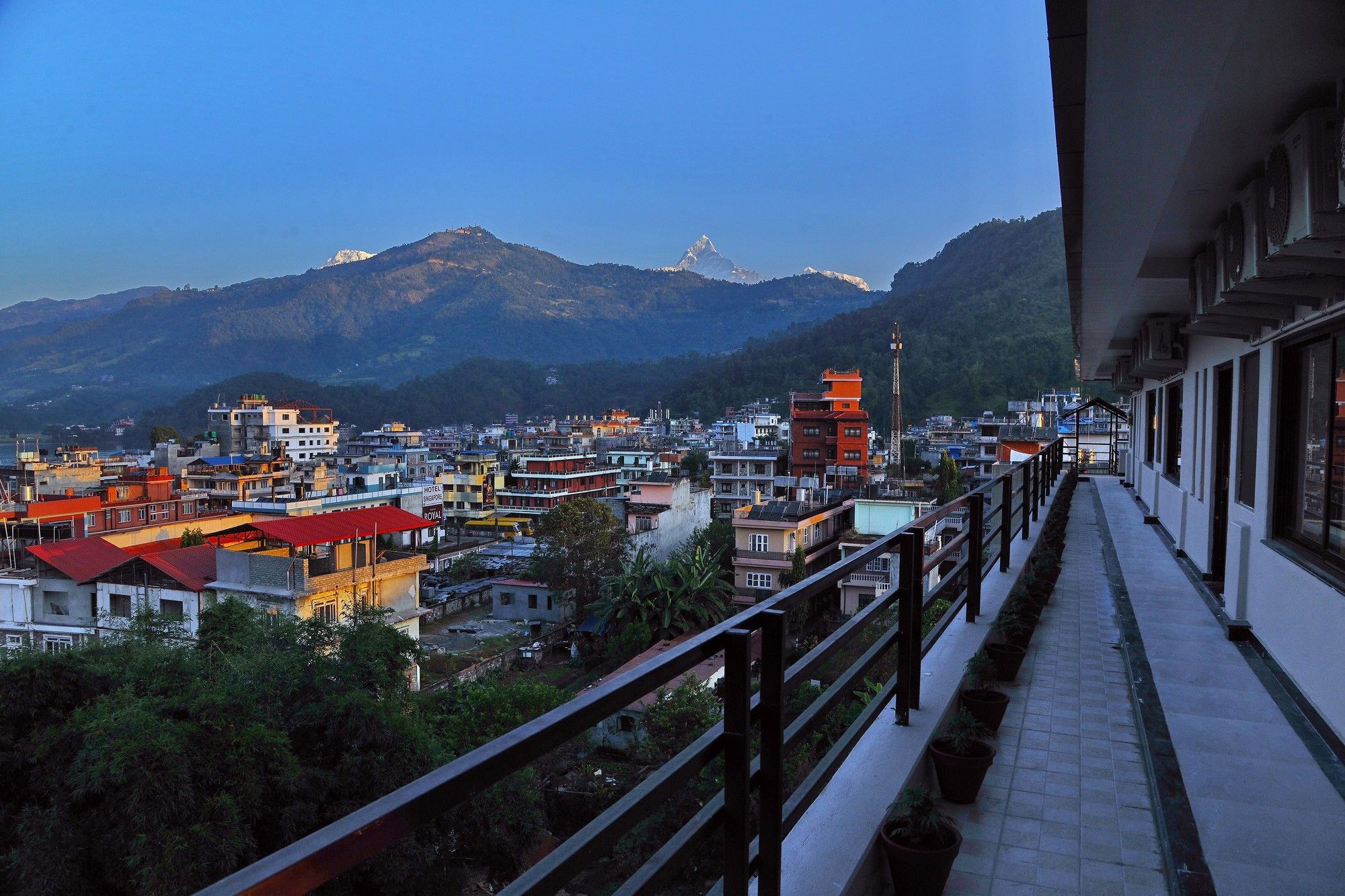Hotel Queens Park Pokhara Zewnętrze zdjęcie
