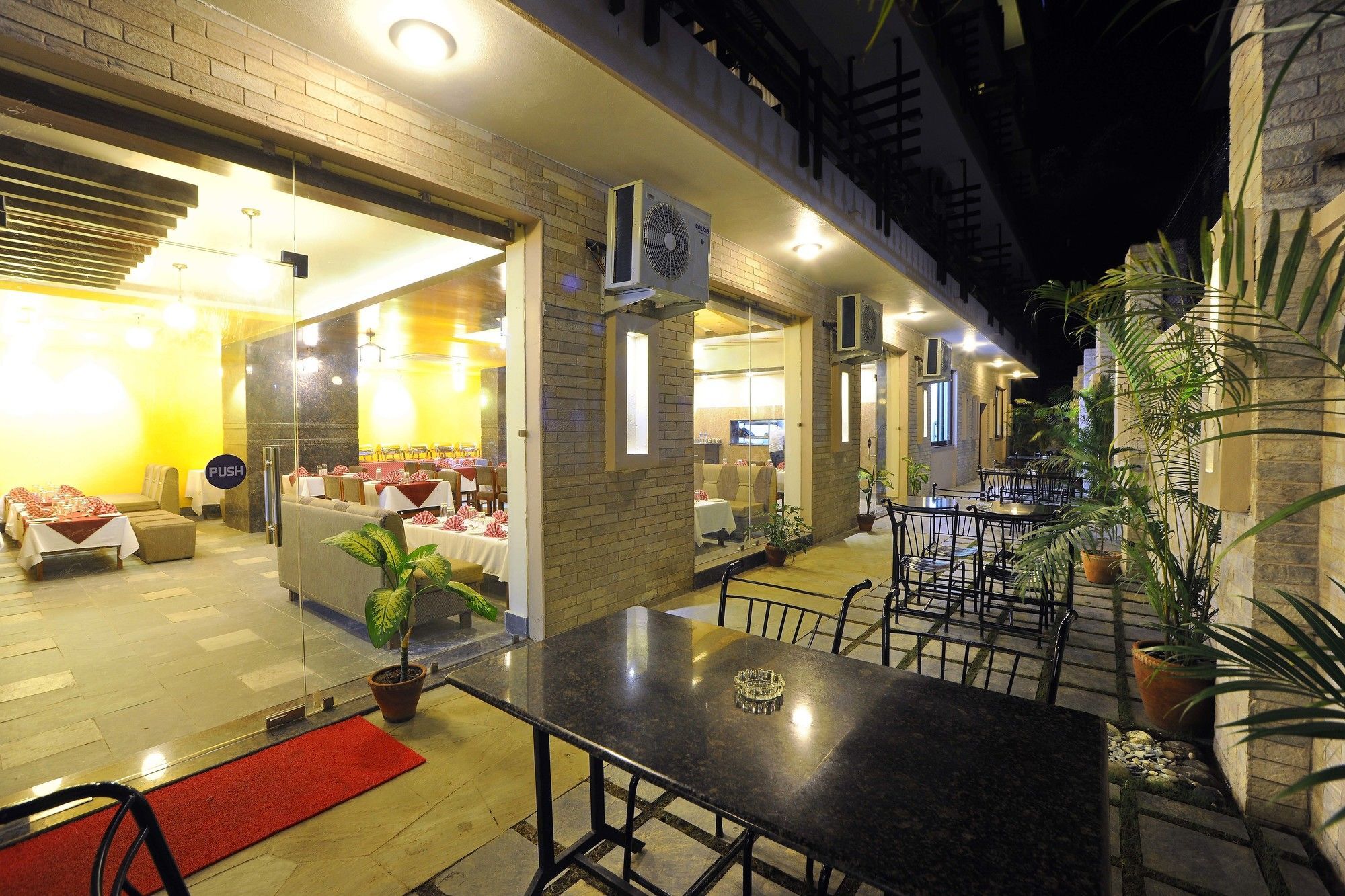 Hotel Queens Park Pokhara Zewnętrze zdjęcie