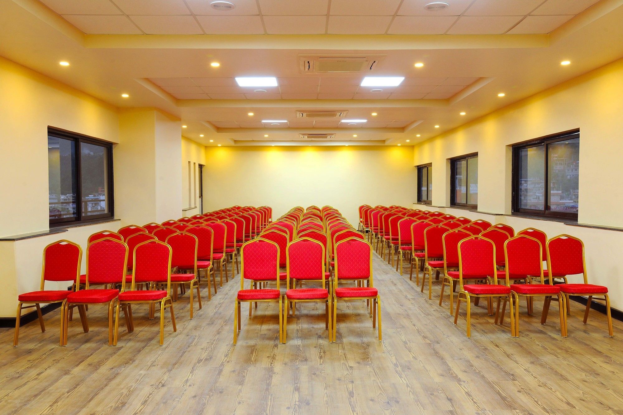 Hotel Queens Park Pokhara Zewnętrze zdjęcie
