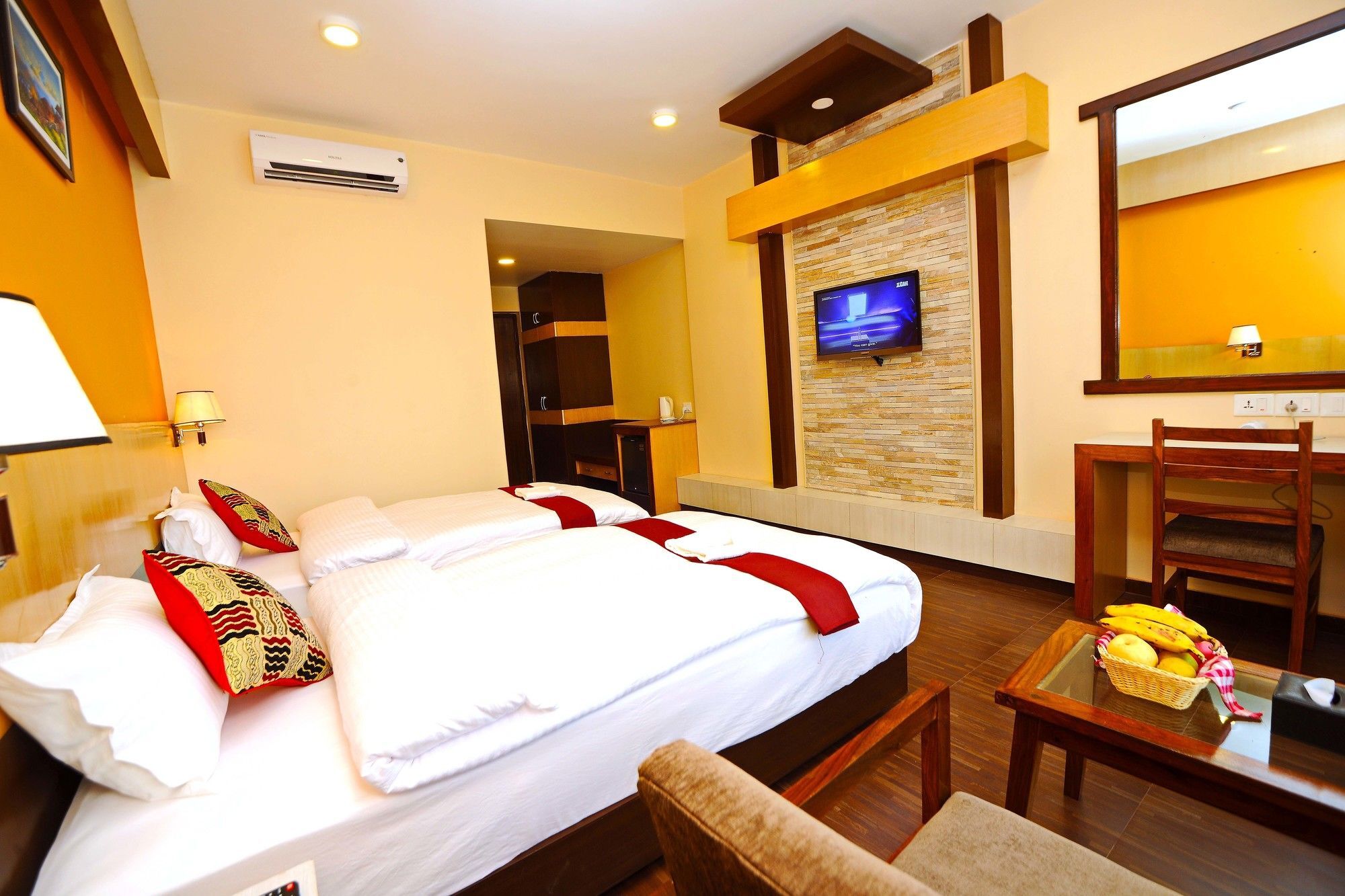 Hotel Queens Park Pokhara Zewnętrze zdjęcie