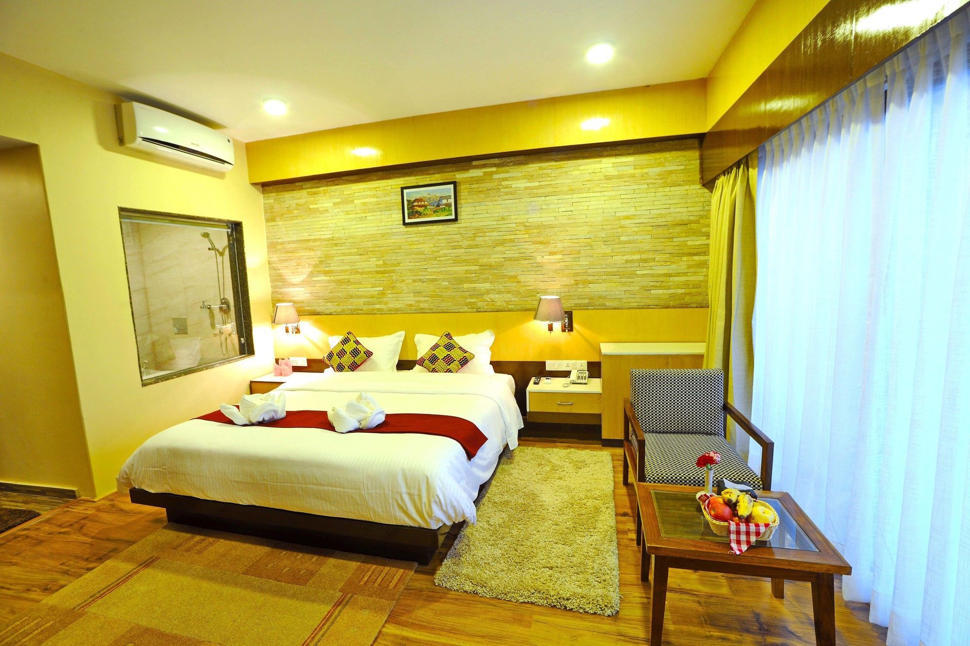 Hotel Queens Park Pokhara Zewnętrze zdjęcie