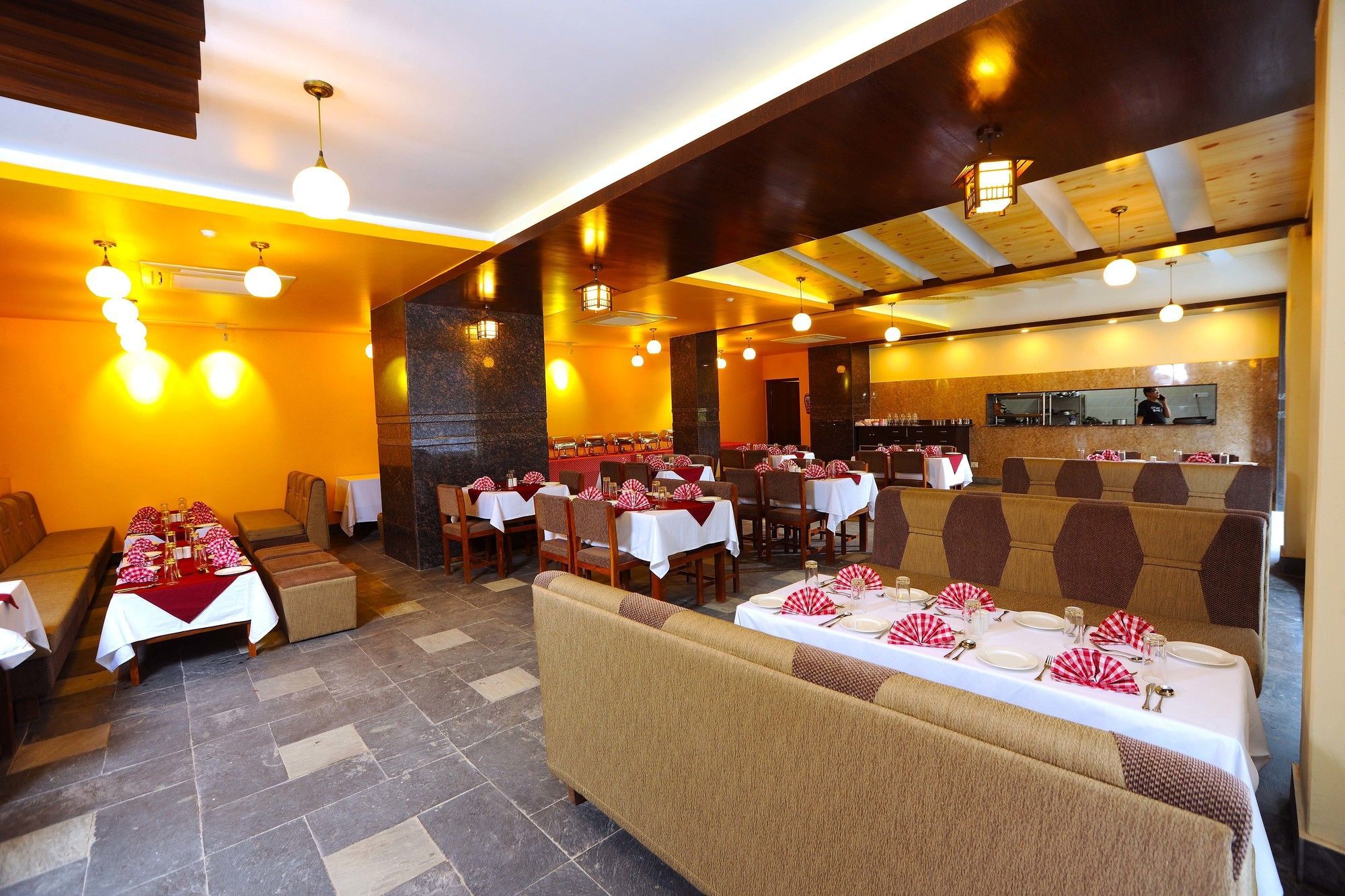 Hotel Queens Park Pokhara Zewnętrze zdjęcie