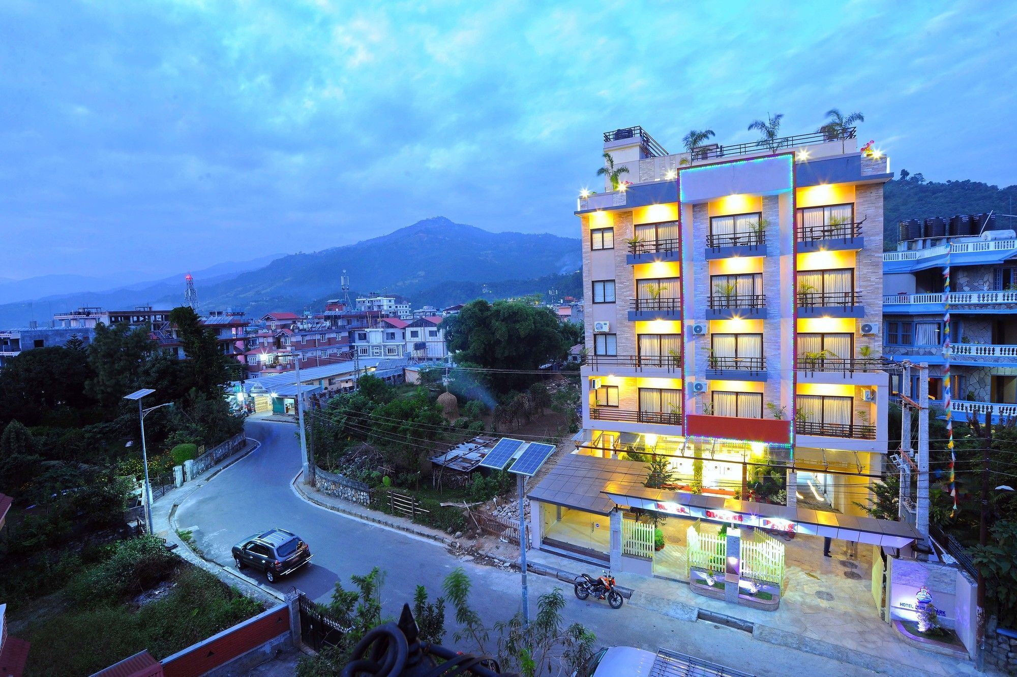 Hotel Queens Park Pokhara Zewnętrze zdjęcie