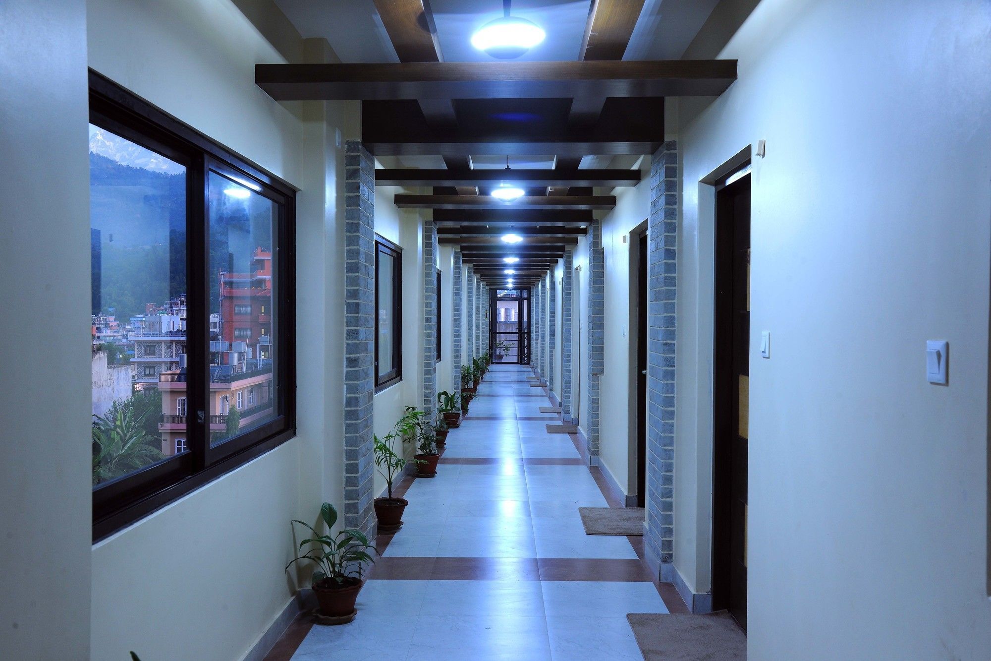 Hotel Queens Park Pokhara Zewnętrze zdjęcie