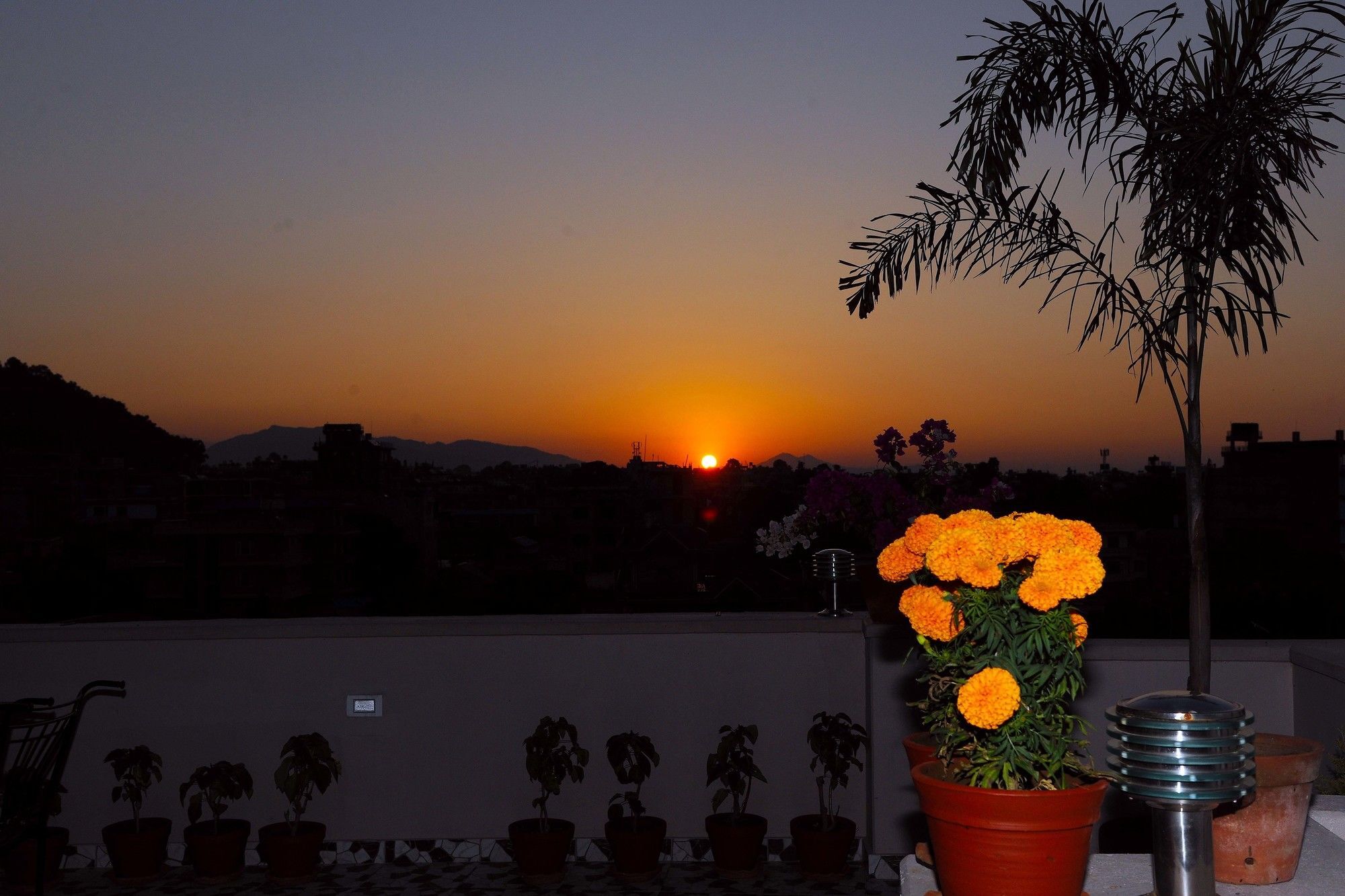 Hotel Queens Park Pokhara Zewnętrze zdjęcie