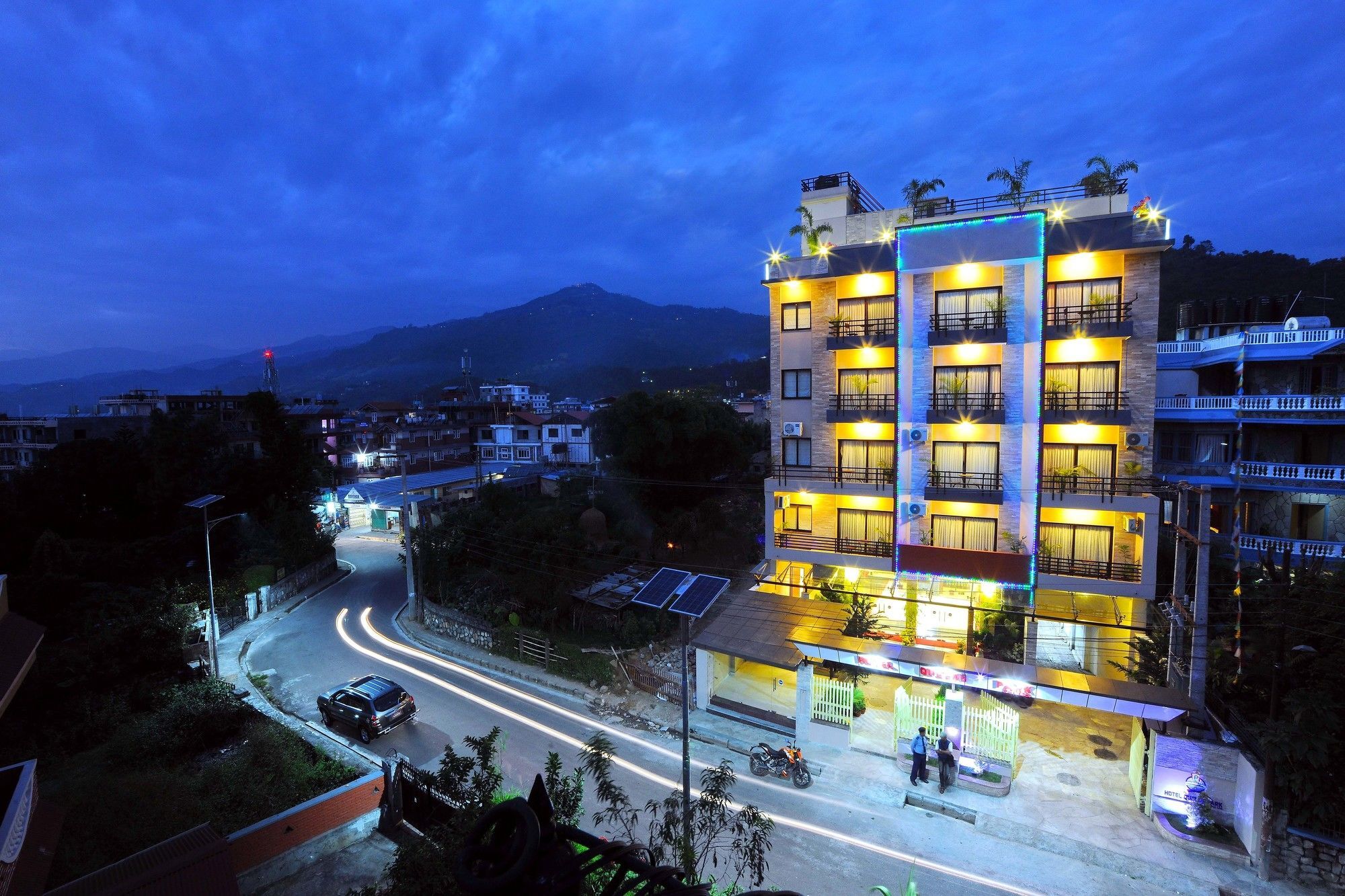 Hotel Queens Park Pokhara Zewnętrze zdjęcie