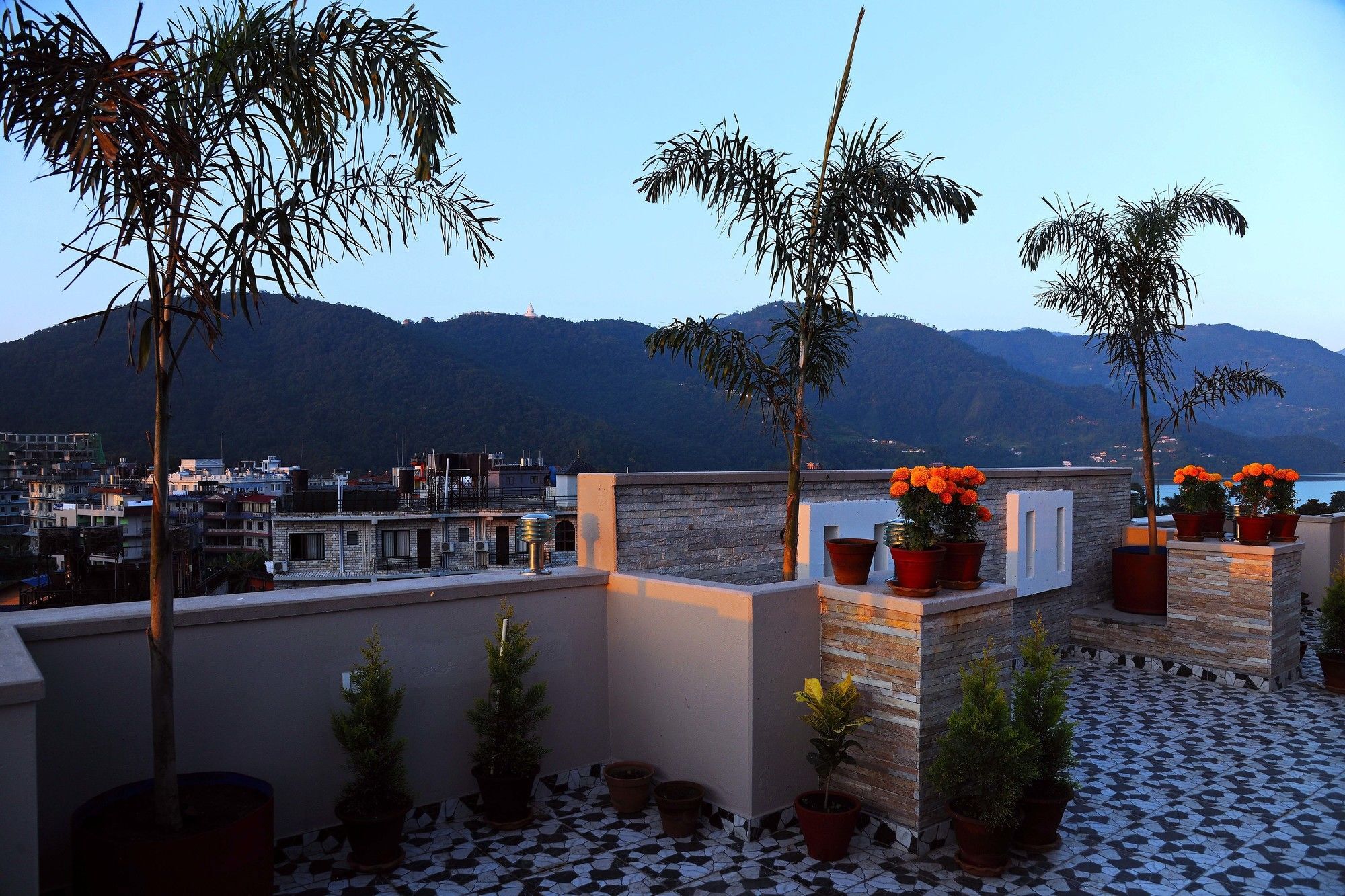 Hotel Queens Park Pokhara Zewnętrze zdjęcie