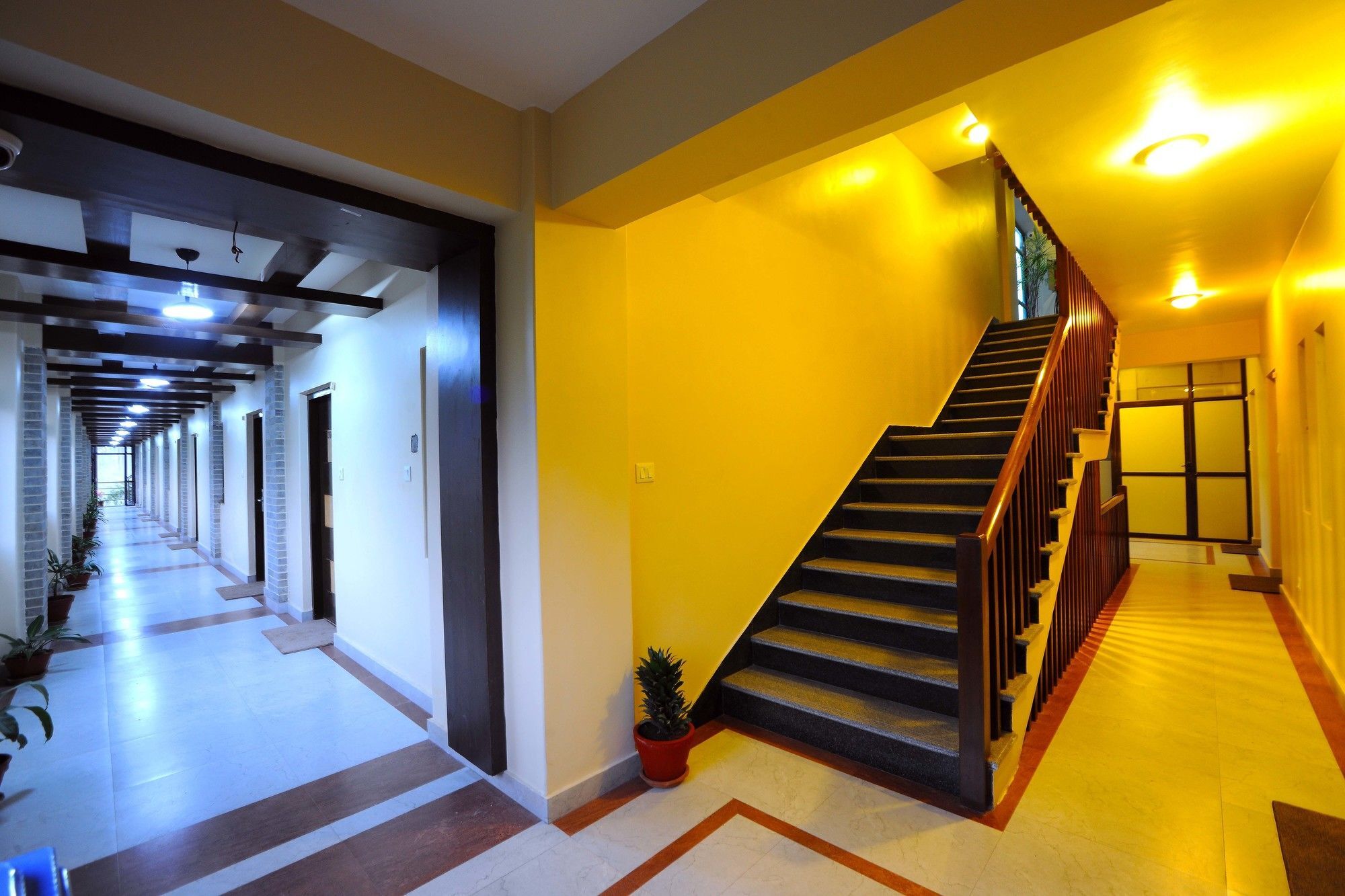 Hotel Queens Park Pokhara Zewnętrze zdjęcie