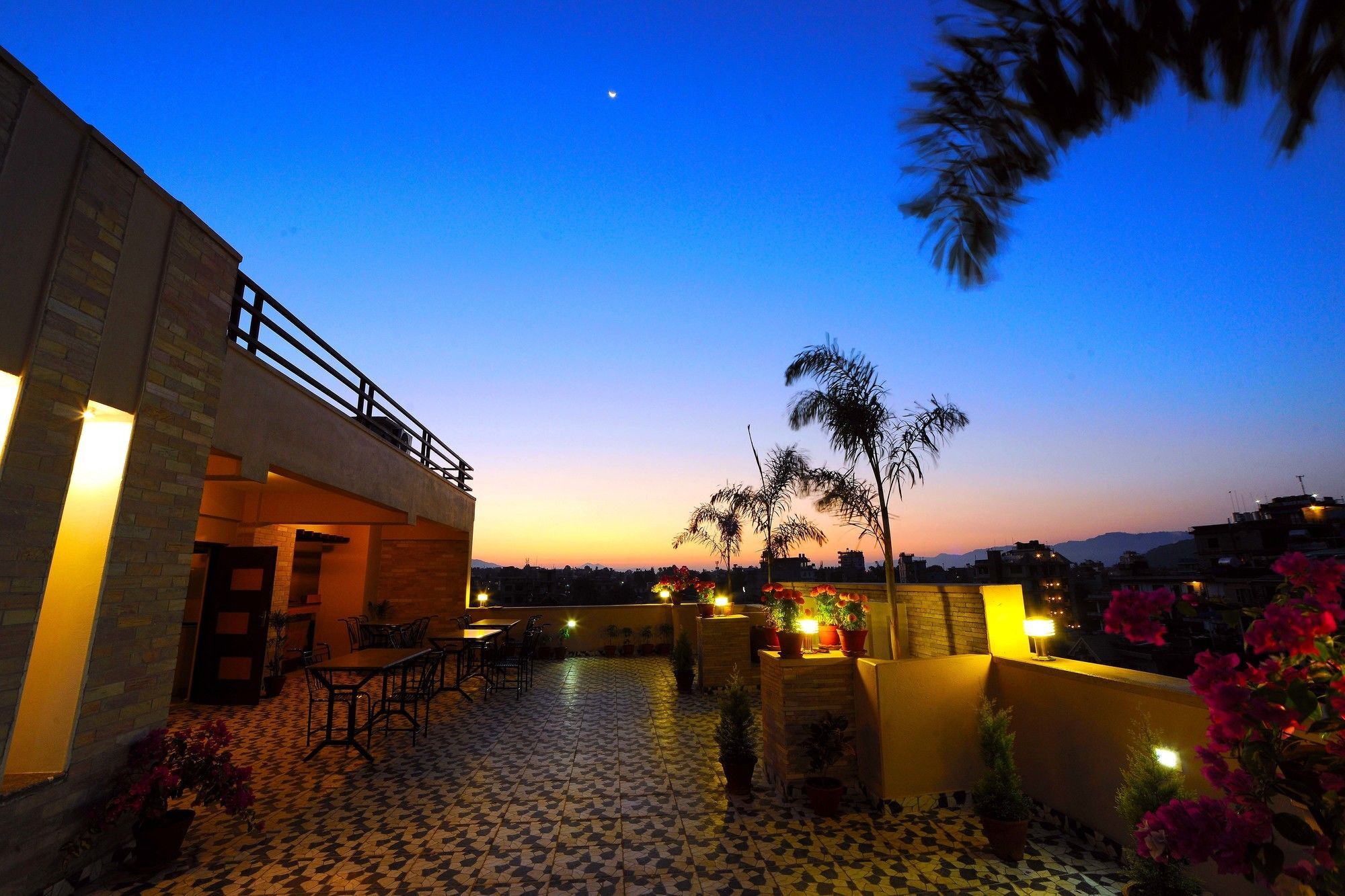 Hotel Queens Park Pokhara Zewnętrze zdjęcie