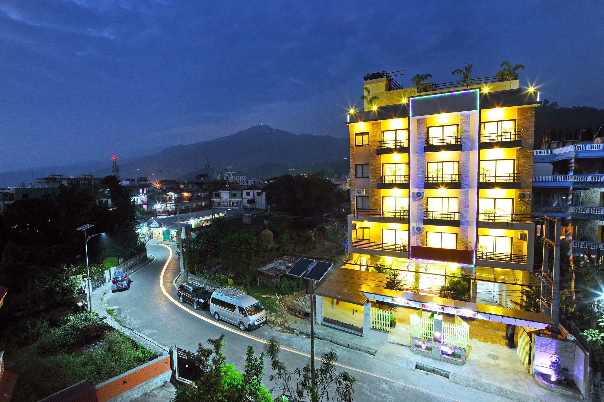 Hotel Queens Park Pokhara Zewnętrze zdjęcie