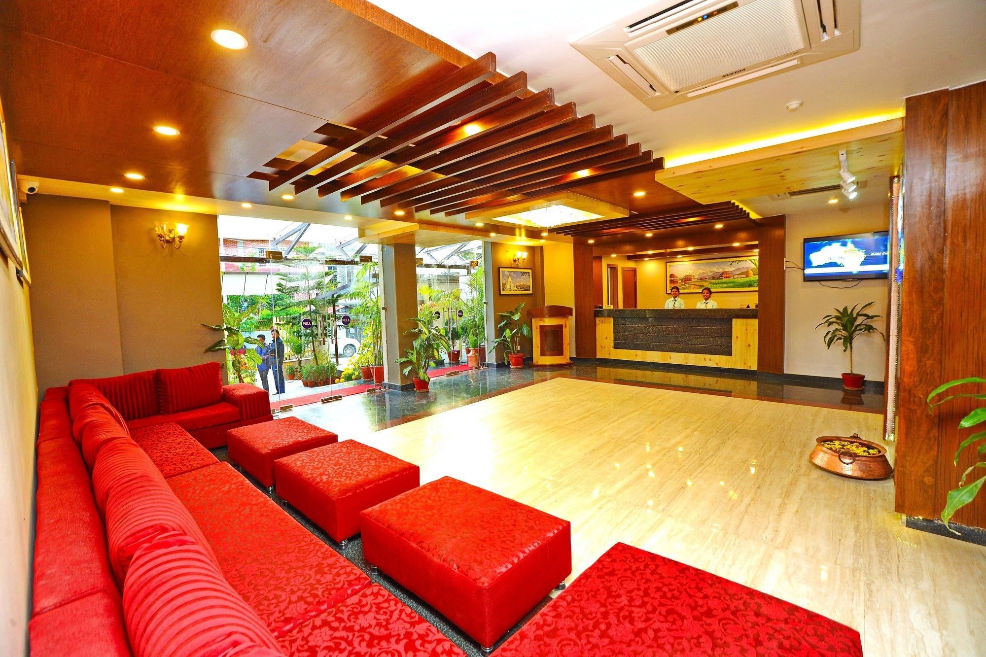 Hotel Queens Park Pokhara Zewnętrze zdjęcie