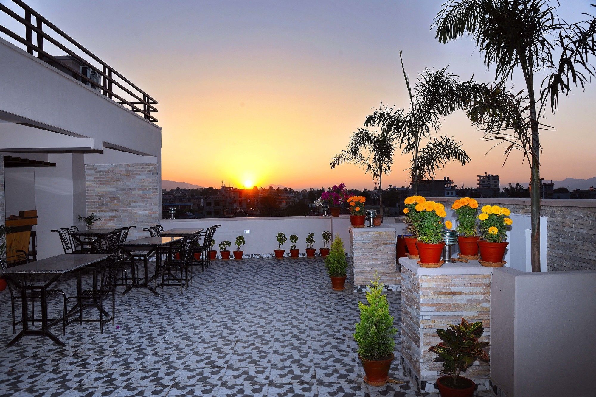 Hotel Queens Park Pokhara Zewnętrze zdjęcie